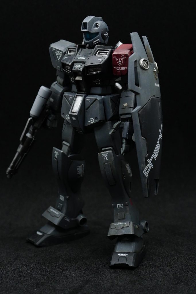 今回のテーマは「合わせ目消し」です。ジムコマンドはHG2ケタ番なので、脚、太腿、腕の真ん中にがっつり合わせ目がでます。今まで大きな合わせ目は消してこなかったので、合わせ目消しの練習台になってもらいました。