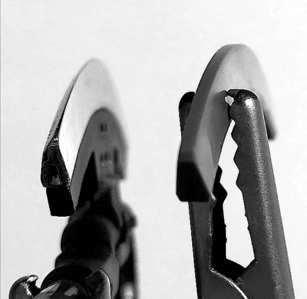 ヒートホークは、こんな断面では連邦のモビルスーツは切れないので、ヤスリを駆使して片刃風に追加工し、ガンダムメッキシルバーで塗装。