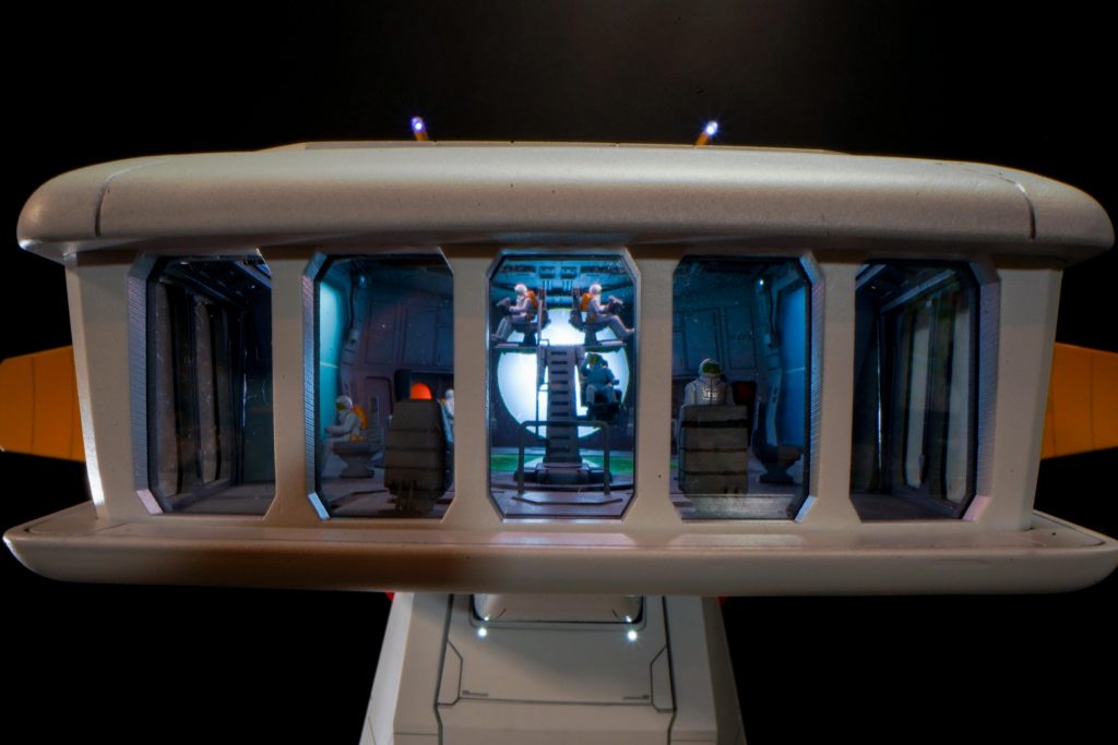 ブリッジを覗き込むとオスカーとマーカーが見えます