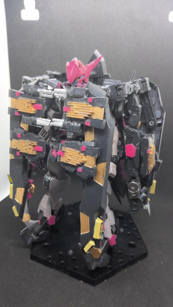 最大の特徴は、バックパックに接続されたアームに繋がれている、「ワーロックローク」と名付けられた複合兵器である。アクティブクロークとフルクロスから着想を得ており、単なる防御兵装としてだけでなく、スラスターも搭載している。