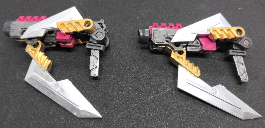 本機の主武装である「スラッシュバスター」。可変機構により、3つの形態に変形可能。画像はガンモード。