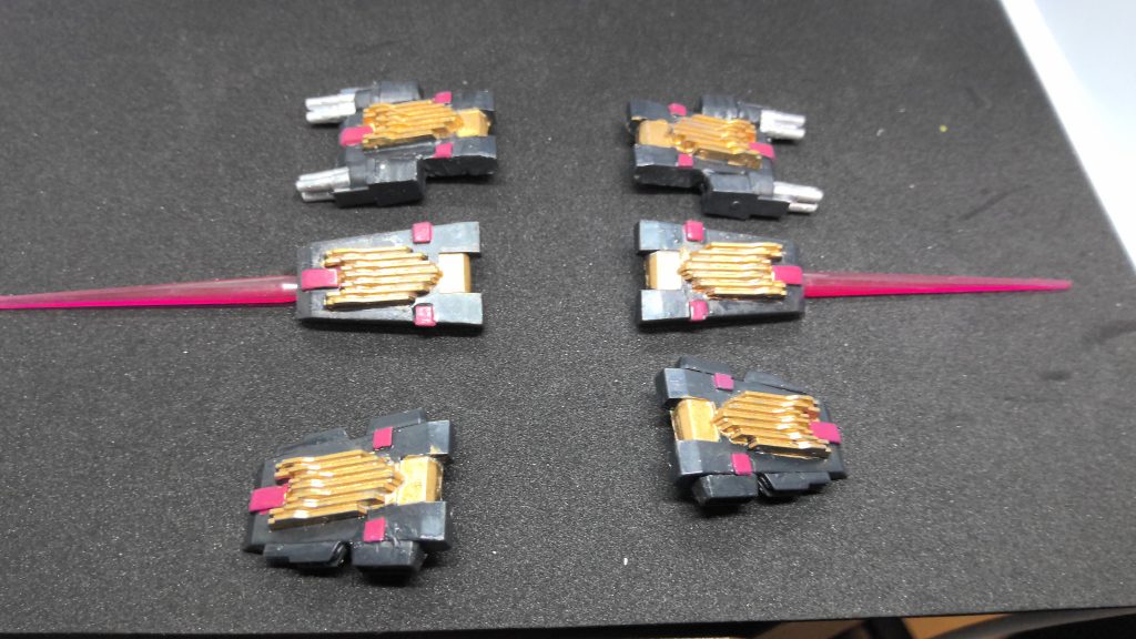 サーヴィットユニット。「使い魔(サーヴァント)」と「ビット」を組み合わせて名付けられた遠隔操作可能なビット兵器。上から、・サーヴィットBB(ビームバルカン)・サーヴィットBS(ビームソード)・サーヴィットHJ(ハイパージャマー)という名を持ち、それぞれ射撃、近接、妨害と異なる役割を持つ。