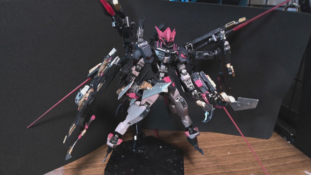 一斉斬撃形態(フルスラッシュモード)スラッシュバスター(ソード又はサイズモード)とサーヴィットBS、クローク後方のガトリングを反転させたビームサーベルを同時に展開した形態。