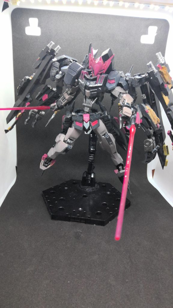 ビームサーベル。両腕のアーマーに内蔵された武装。ガンダムAGE3と同様のギミックを持ち、収納状態でも使用が可能となっている。