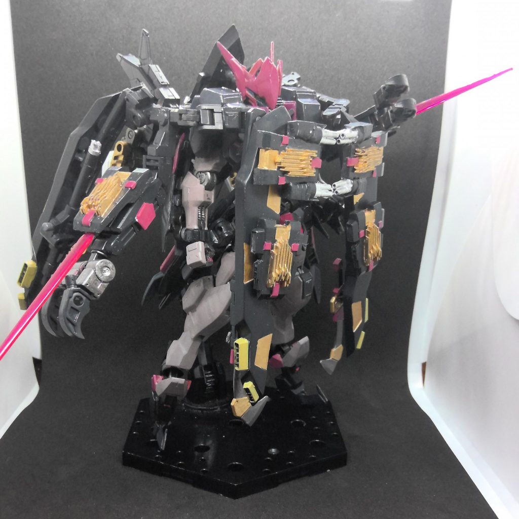 クロークを閉じた状態は「クローズモード」と呼ばれる防御形態であり、クローク側面に装備されたクローとビームサーベルで戦う。