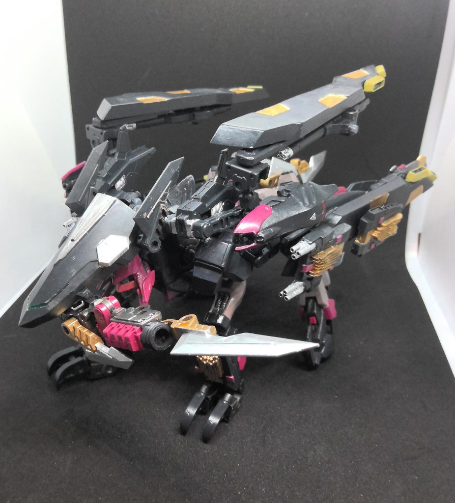 本機の大きなギミックの一つである、四足獣型のMA形態への変形が可能。この形態では基本的に口に咥えた(ように見える)スラッシュバスターで敵をすれ違いざまに切り裂く高速戦闘を得意とする。