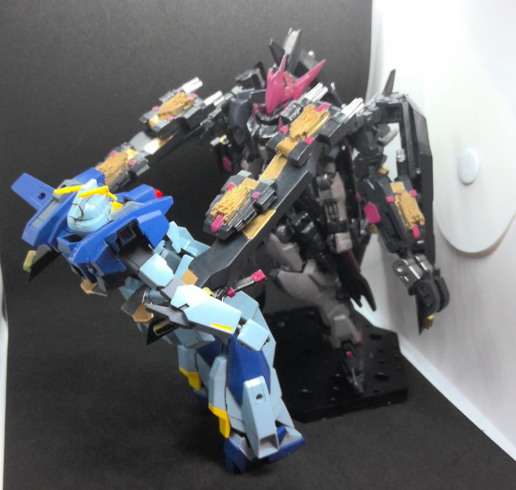 また、画像のように敵機を挟み込むことも可能で、類似した形状の武装である「マガノイクタチ」と同様のエネルギー吸収能力も備えている。(手近にあったライトニングくんには犠牲になってもらいました)