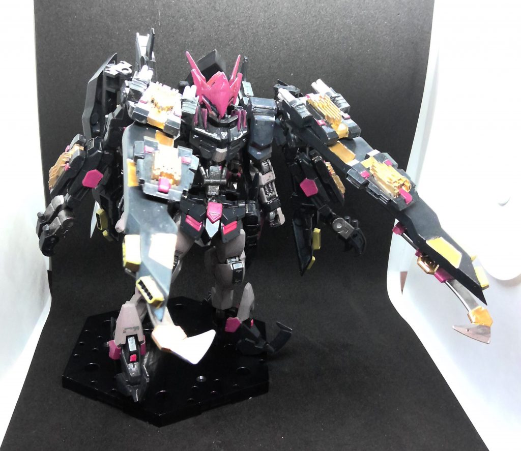 クローク前面にはナイフを内蔵しており、取り外して使用できる他、その可動域を生かしてクロークのパーツそのものを剣として振るうことができる。