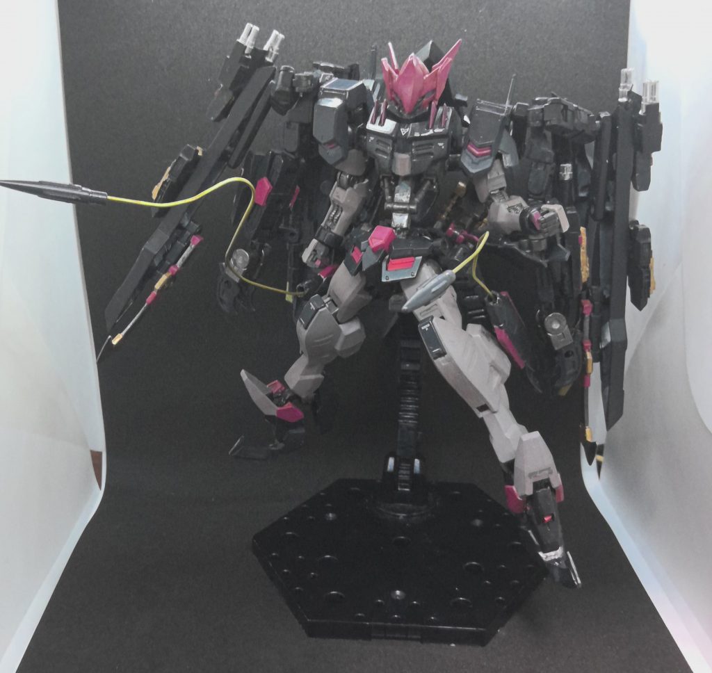 スラストアンカー。両腰のブースターに装備される有線式のアンカー。先端が鋭く、敵機の拘束、姿勢制御の他、単にリーチの長い刺突武器としても使える。そして……