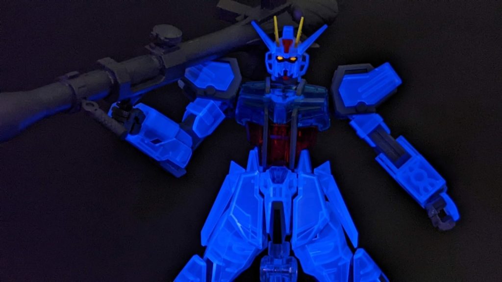 今回は改造はしてないですが、目だけ光るようにしました。