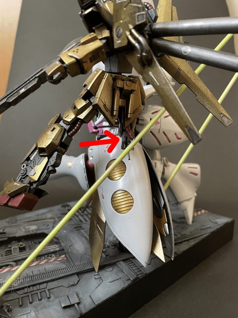 こだわりポイント。3mmアルミパイプのビームに百式を固定してます。支えているのがここの一点のみで、めちゃくちゃ苦労しました。