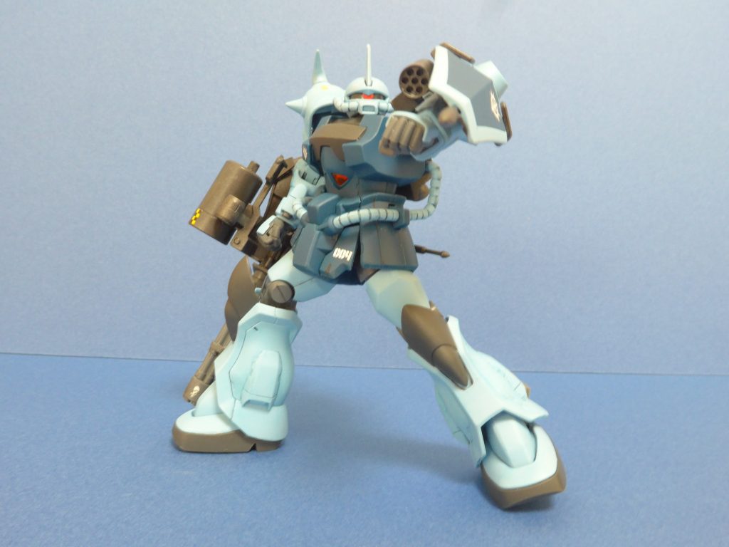 敵を牽制するときは左の小型マシンガンで。