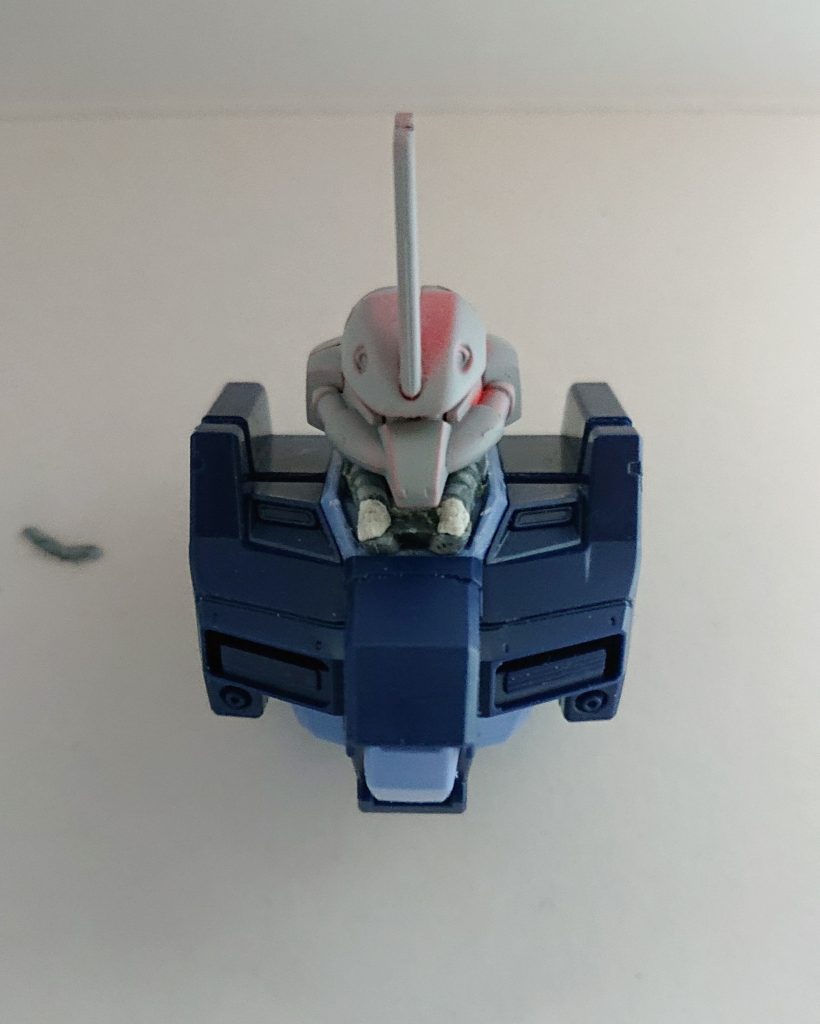 普通にゲルググJの頭を載っけると隙間が出来てしまうので、パーツを切ったりパテを盛ったりした物を接着しました。