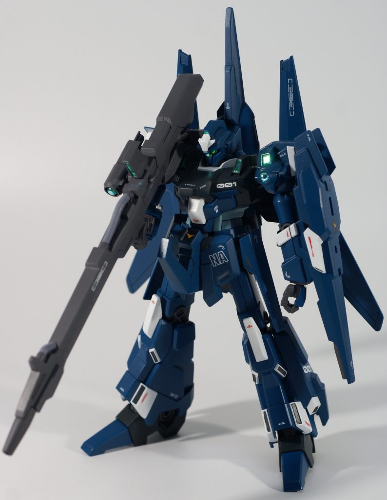 改修内容は次の通りです。・バイザーなどのセンサー類にHIQパーツオーロラグリーンシールを使用。・ビームライフル、肩のセンサーをHIQパーツのVCドーム3を使用。・上記の二つは光の反射で発光しているように。・エッジ出し。・モールドの掘り直し。