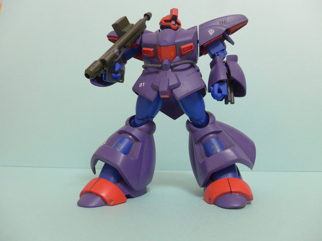 全身写真です。ロケットランチャーはデザートザクより転用(過去投稿のとおりビーム兵器を装備しましたので)、これのみダークグリーン系にしています。やはり私ではいじりようがない・・・。