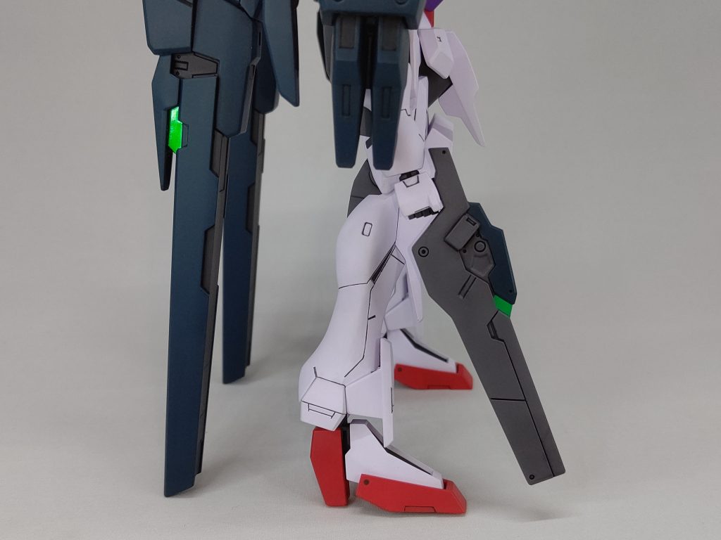 ビームライフルのクリアパーツは様子を見ながら削って後ハメ加工しました。