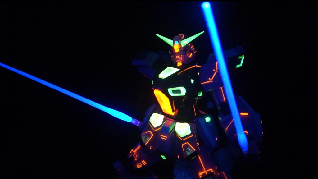 ビームサーベルも蛍光塗料で塗装してます。