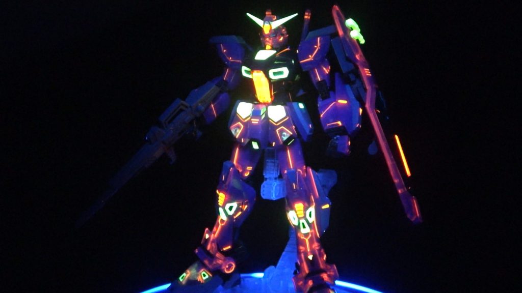 スミ入れや部分塗装は蛍光塗料でやりました。