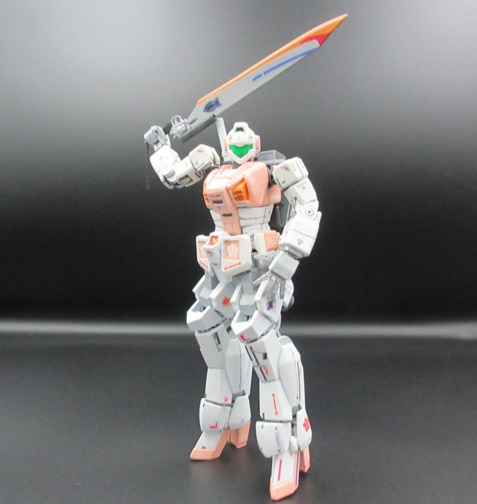 ＜ヒート ガンブレードの 機能（妄想設定）＞ 『ビームサーベル』との 鍔迫り合い時に 柄の 引き金を引く。弾倉に込められた 火薬が炸裂して 刀身が振動。この効果によって 相手側の『ビームサーベル』も 一瞬だが 爆散／霧散する。そしてこの隙に そのまま相手へ 斬り込みが可能となる。