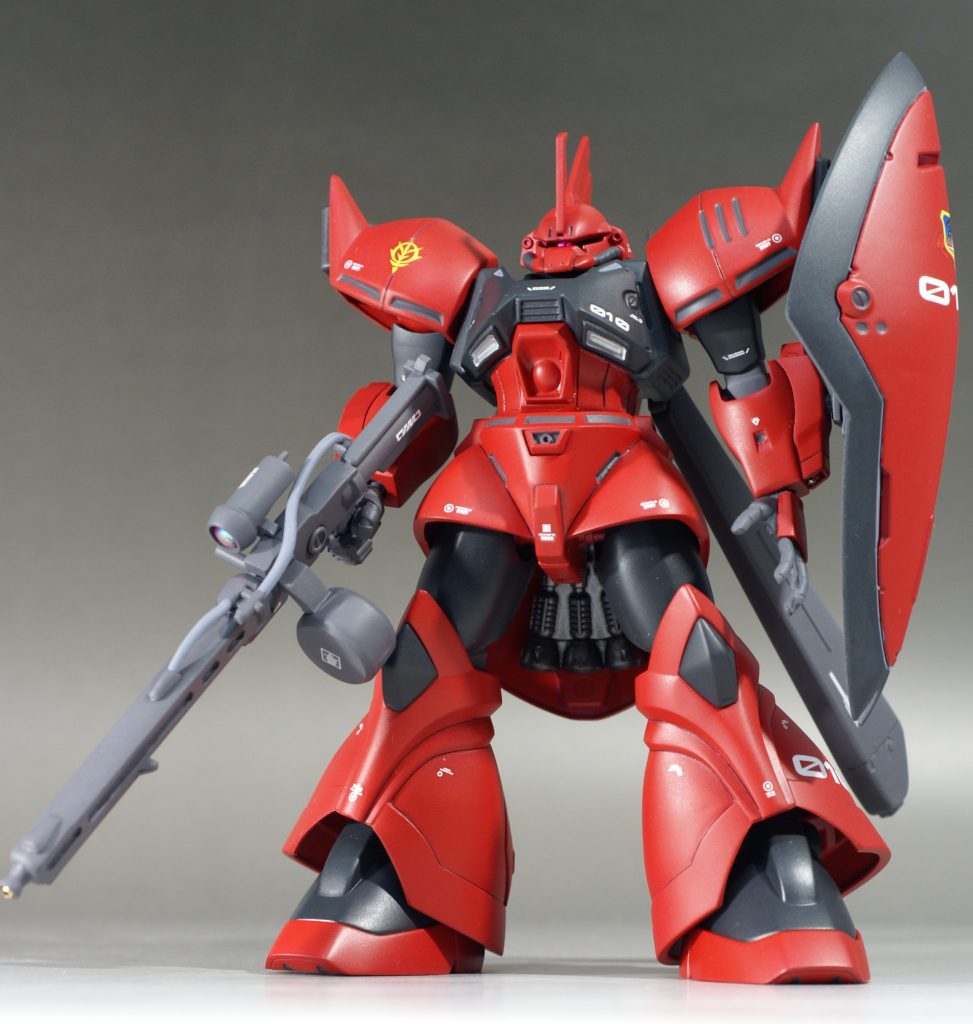 改修内容は次の通りです。・モノアイをラインストーンに。・モノアイは真鍮線を利用して可動するように。・バックパックのアンテナはプラ板と真鍮線で形状変更。・肩関節をボールジョイントに変更。・モノアイスリットの幅を狭く。・首の延長。・頭部が埋まるように襟のパーツを短縮化。・襟の部分の形状を変更。・腹部を2㎜延長。・銃口などにメタルパーツを取り付け。・ビームライフルのセンサーをHIQパーツのVCドーム3に変更。・握り拳にビルダーズパーツのを追加。・エッジ出し。・モールドの掘り直し。・カラーリングをジョニーライデンカラーに。