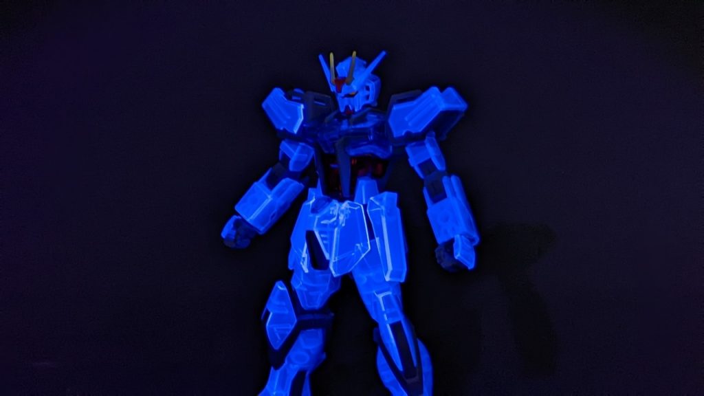 白いパーツはブラックライトで光ります！