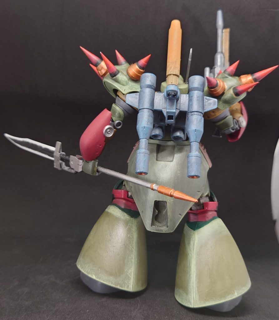 バックパックも余ってたものにミサイルを積みました。ミサイルは上から下が暗くなるようグラデーションしました