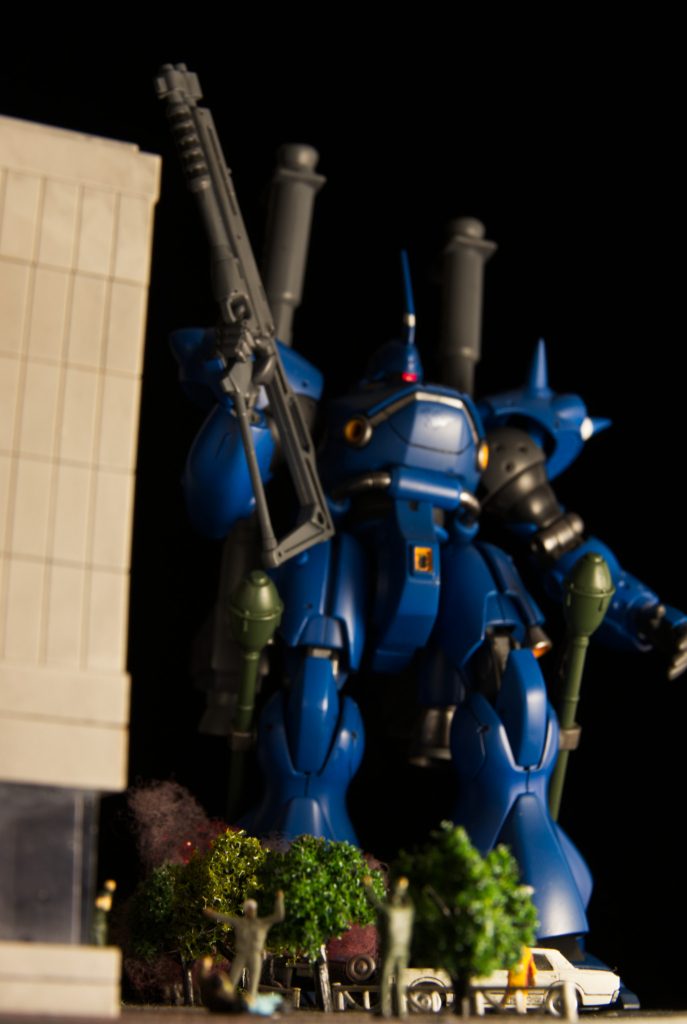 軍人が民間人を避難させているようなイメージで配置 