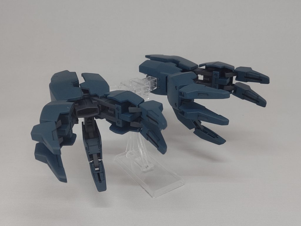 パーツ数が多いGNクロー。