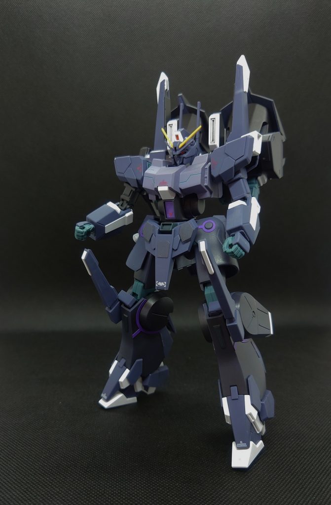 フロント。少しだけ市販のデカールでディティールアップを目指してます。また、全体の半分くらいのパーツにメタルブラックを薄く(部分によっては濃く)吹いて、暗い印象に仕上げました。