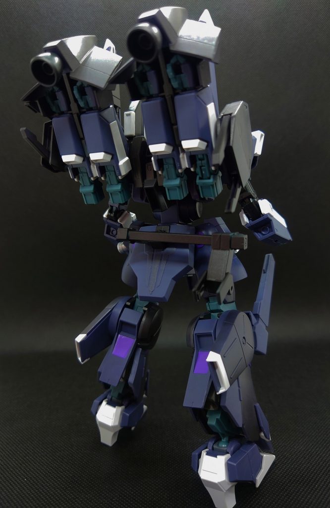 背部。特に何もいじっていません。バックパックに腕四本となると、かなりボリューミーですね。