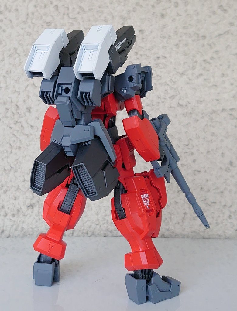 背中はなにやら分離して動きそうな形をしていますが、特にそのようなことはありません。