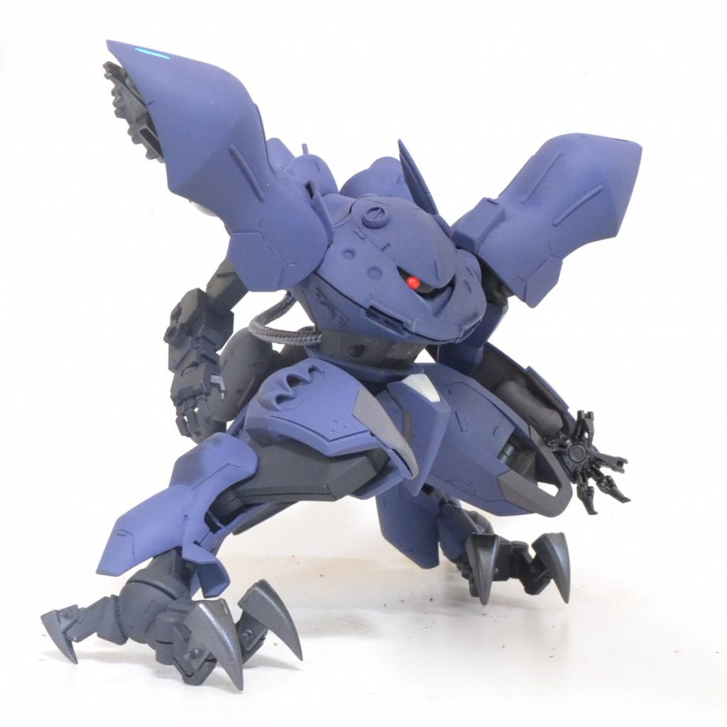 以前からハイゴッグを作る度にやろうと思っていたモノアイの可動化を今回初めてやりました。右から撮影してもサマになるのでこれは効きますね。太ももにハイゴッグの手の甲パーツをつけたり、肩にゴーストぽい意匠をプラ板で追加したりしてなるべく上下で違和感無く連続したフォルムになるようにに気を付けました。