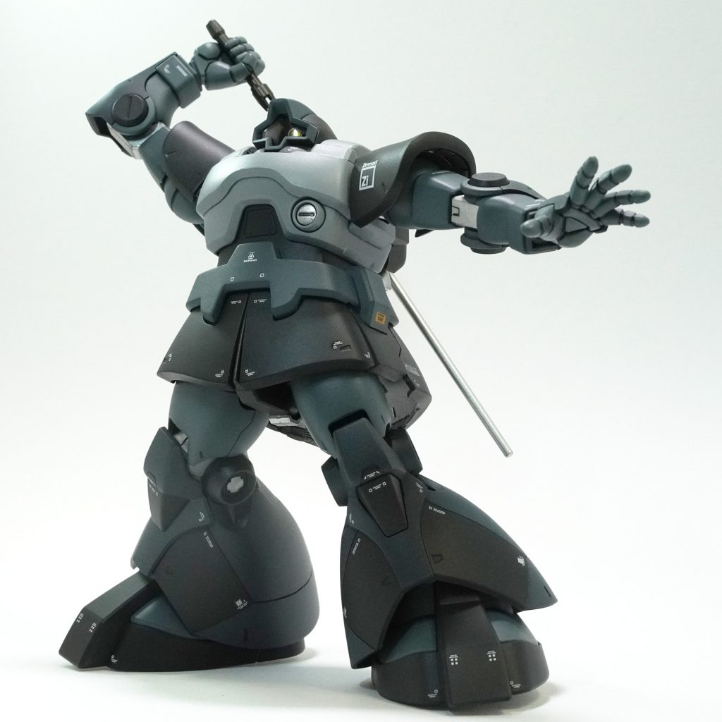 ドムは元々忍者がコンセプトだったらしいですね。　背負ったヒートサーベルの色をシルバーにして忍者刀っぽくしてみましたが妙にしっくりきます。