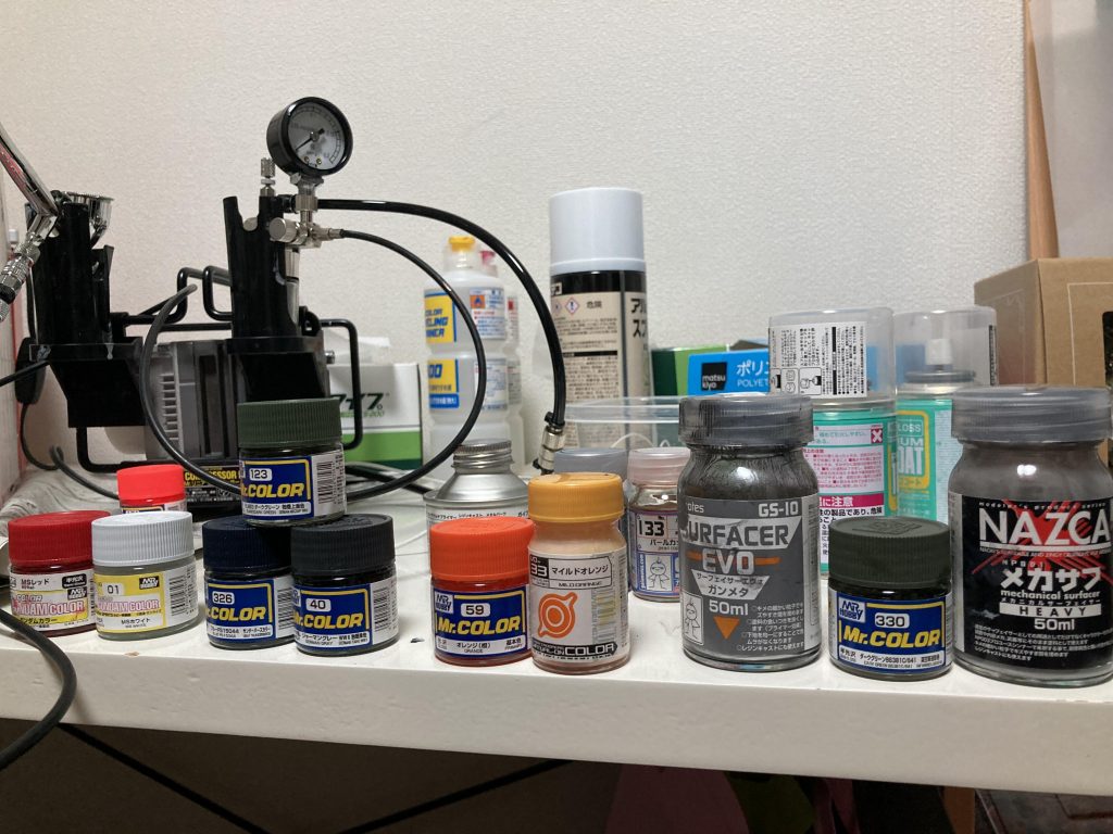 カラーレシピ■フレームメカサフヘビー、スターブライトシルバー、パールカッパー■アーマーのフレームガンメタサフ■本体(白)MSホワイト、(赤)MSレッド、(グリーン)RLM83ダークグリーン+ブルーFD15044、(ブラック)本体グリーンにジャーマングレー、(オレンジ)バーチャロンカラーオレンジにクレオスオレンジ少量、(カメラアイ)蛍光イエロー、(メインカメラ)蛍光レッド■アーマーダークグリーンBS381C/641