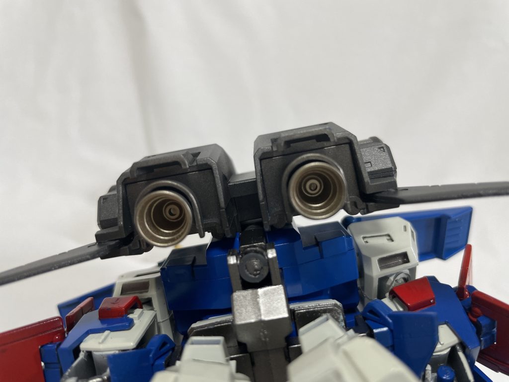 スラスターもジャンク品を使ってディティールアップさせました。