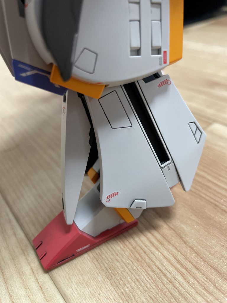 少し寂しかった脚パーツもスジボリ、パーツ追加でディテールアップ。