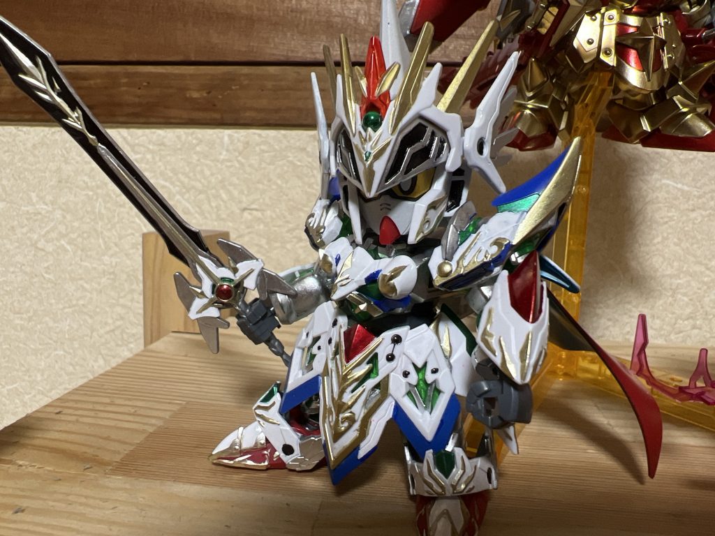 ナイトストライクです相変わらずの細かい塗装で泣きそうでした目はシールですあとはガンマカと水性塗料で塗り塗り盾が早く欲しいです