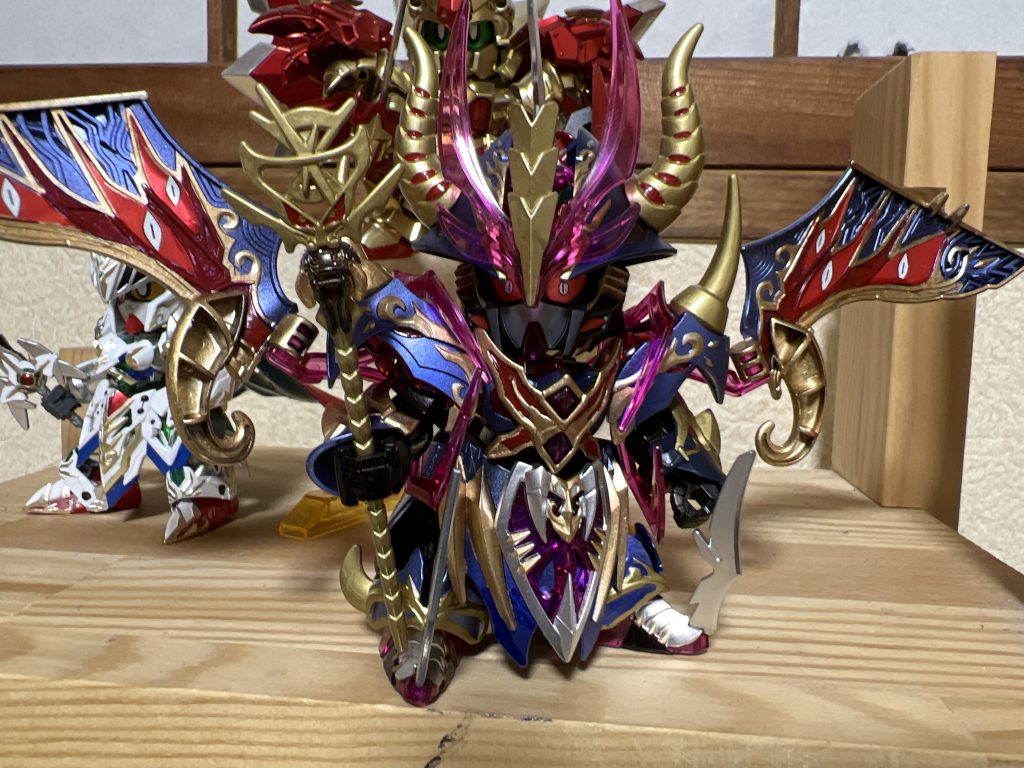 ウォーロックイージスですとりあえずでかいな笑こちらも羽根と目はシールですあとはガンマカ、水性塗料で塗り塗り