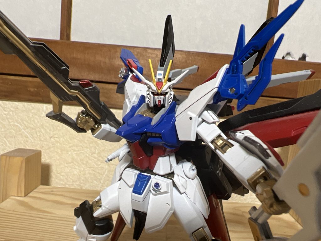 パーフェクトストライクフリーダムですこちらも水性塗料で塗装延長も一緒武装とかカラーリングはネットでいろんな方のを参考にしてみました