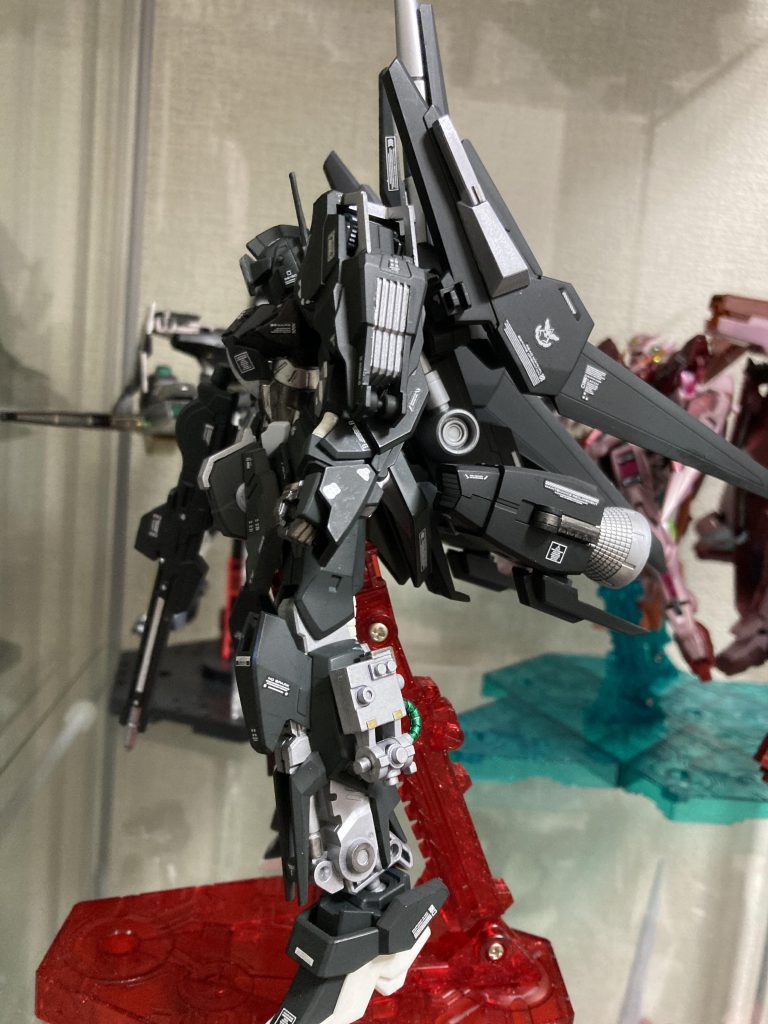 肩パーツはMGエクリプスの余ったパーツを塗装して装着してみました。