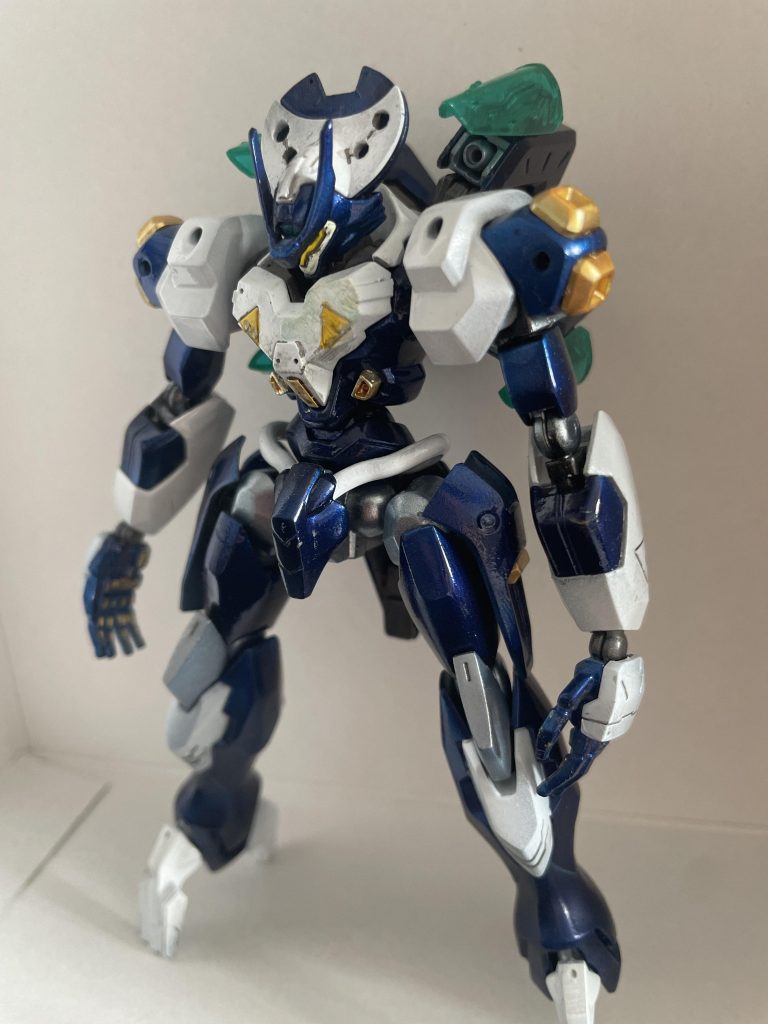 直立。金の部分はなんかいい感じのガンダムマーカーから。エアブラシによる塗装なんですけど筆だと綺麗に白を作れなかったので感激ですね。