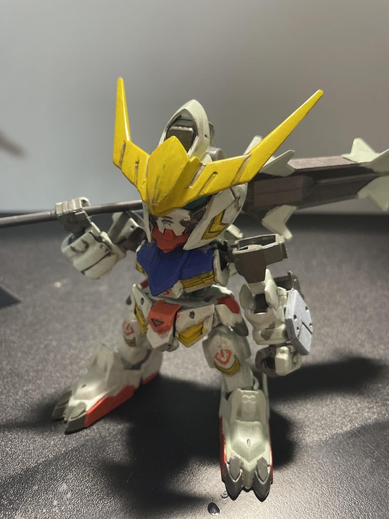 下地にサフ塗って白青黄塗り分ける胴体が大変でした。武器はGジェネぐらいのスケールにしたかったのでHGのメイスを使っています。