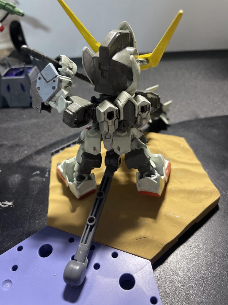 背部記憶の限りフレームと同じ色なのでグレーに特徴の左前腕のガントレットは一枚プラ板で厚くし、自分でモールドを入れました。