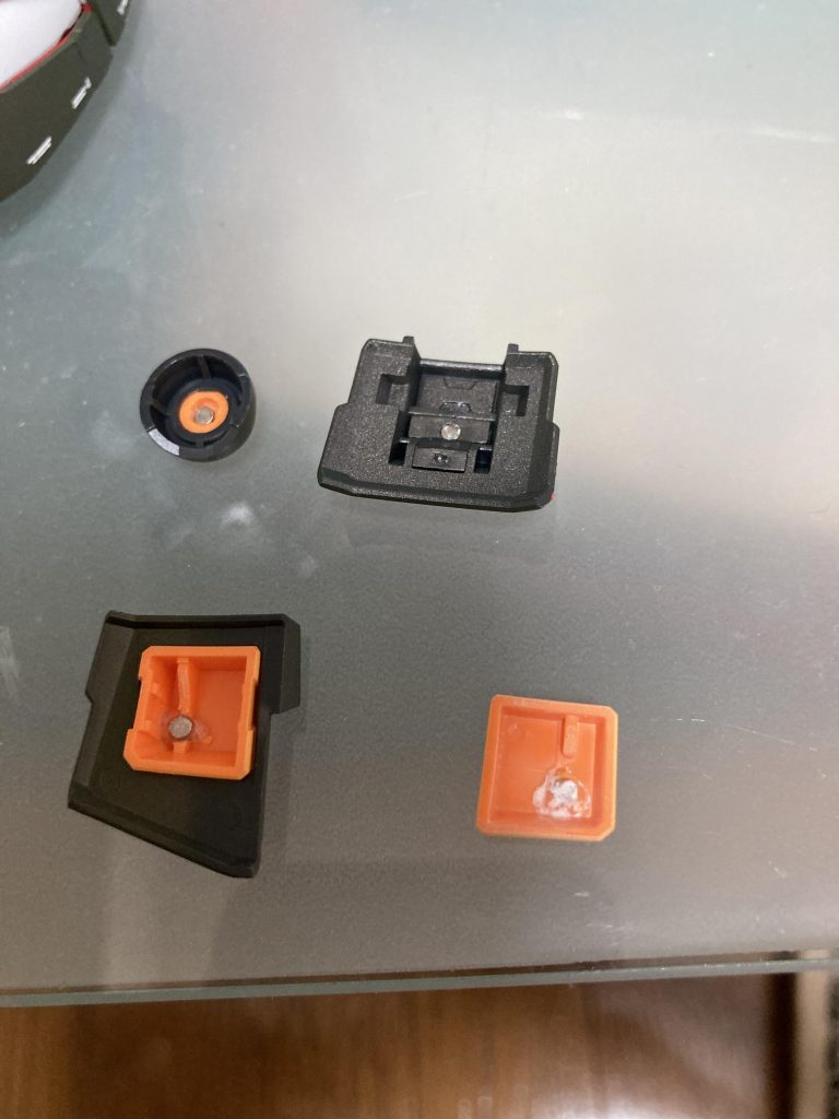 一般流通しなくなった原因と思われるが粘着ゲルシートの存在。アーマーを固定する為のゲルシートが弱くアーマーのポロリが頻発します。定番のネオジム磁石を仕込みました。両肩、胸部アーマー、フロントリアアーマー、サイドアーマー、スリッパの全てを磁石固定に置き換えました。