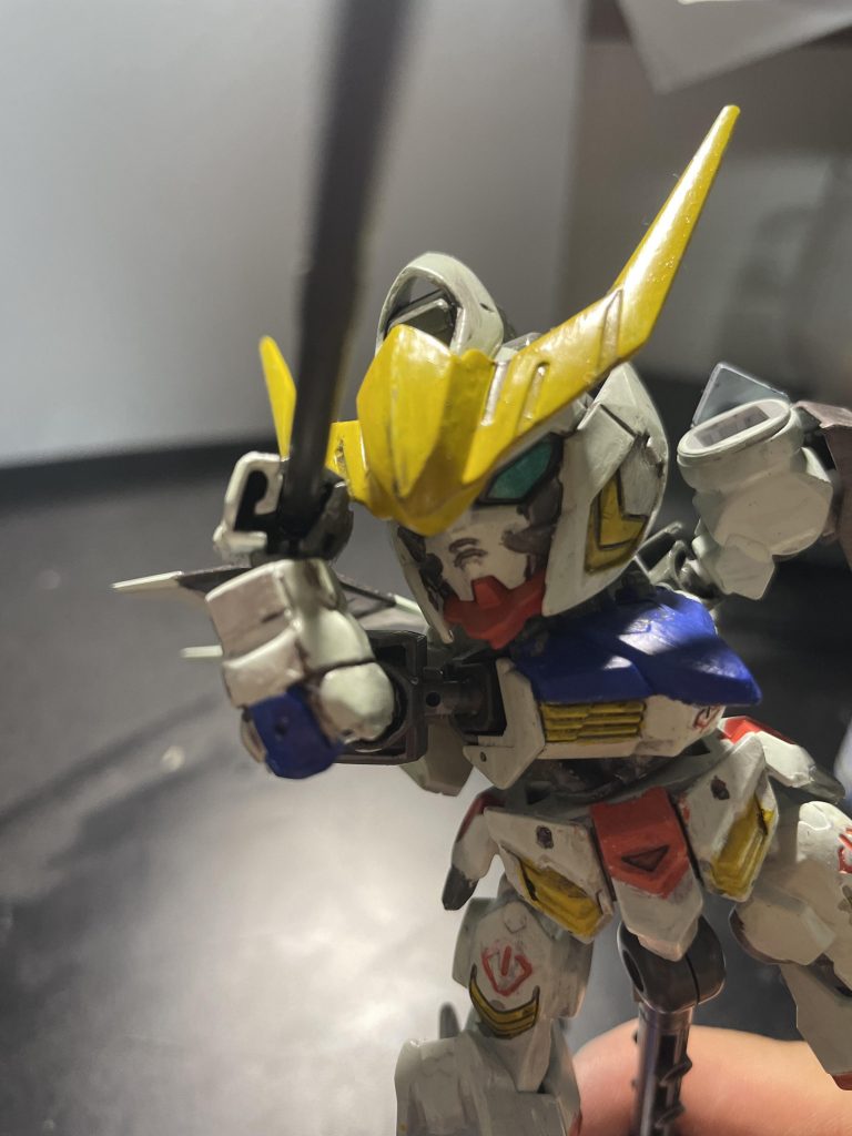 左肘付近のSD特有の3ミリ穴を潰してパテ、青く塗って小さくジョイント風の跡を付けておきました。