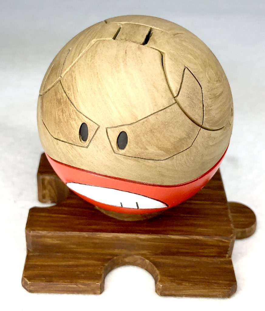 正面「Legendsアルセウス」で登場したくさタイプの追加されたマルマインハロのボディに口と目の輪郭を筋彫りしてらしく形取ってみました!