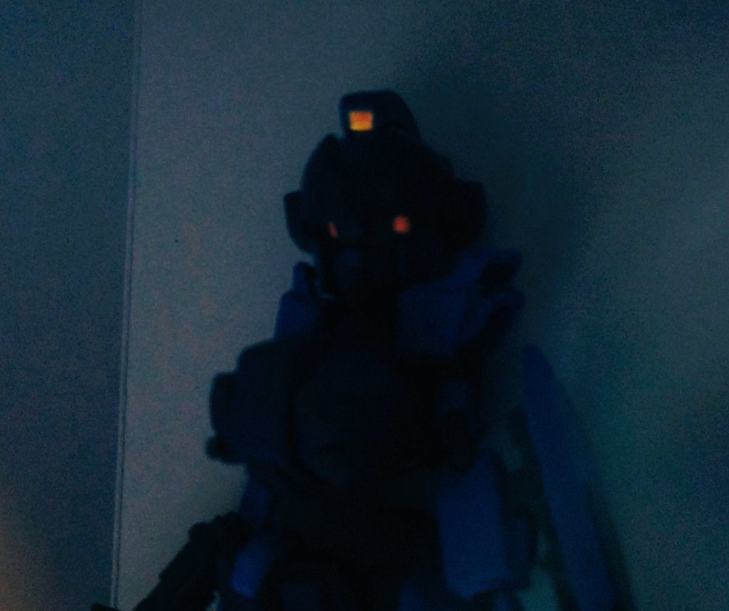 エグザムシステム時の瞳は蓄光レジンを使っているためライトを一定時間当てていると、暗闇で光ります。