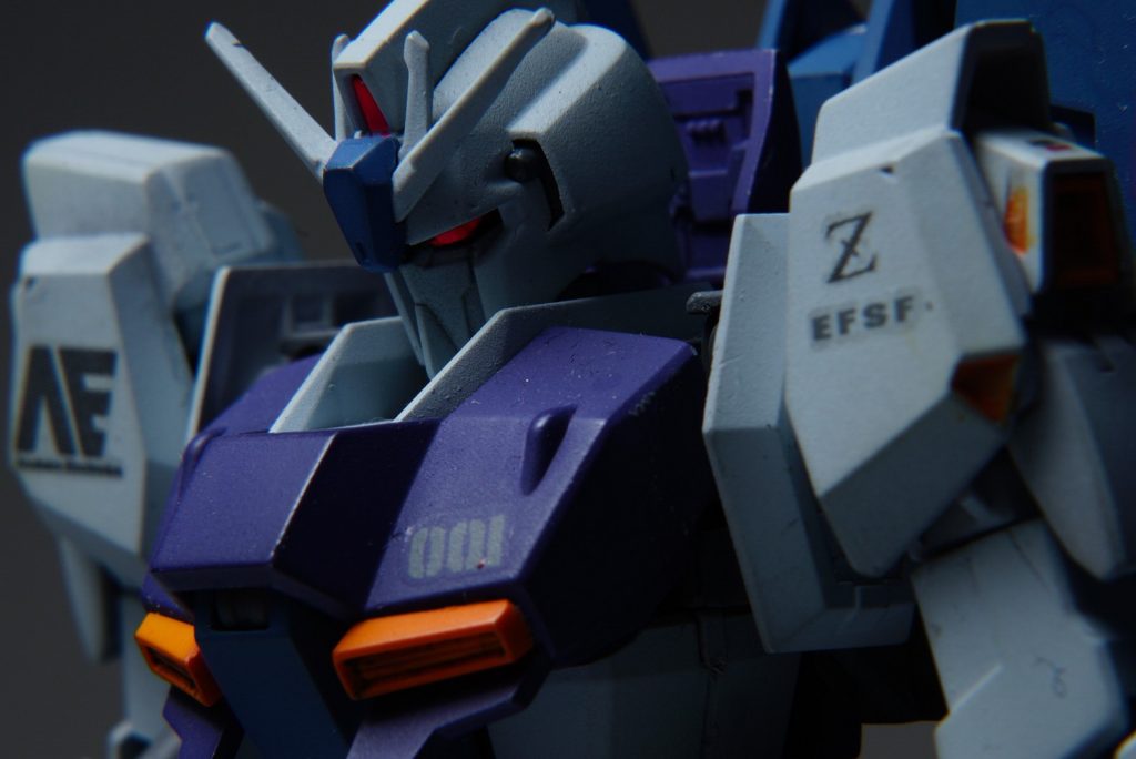 フェイスアップ。デバイス関係もアップデートされている設定なのでメインカメラのカラーもUC,0096時のゼータプラスにも見られたレッド系と同等性能のデバイスを使用しているという事で赤を採用しました。