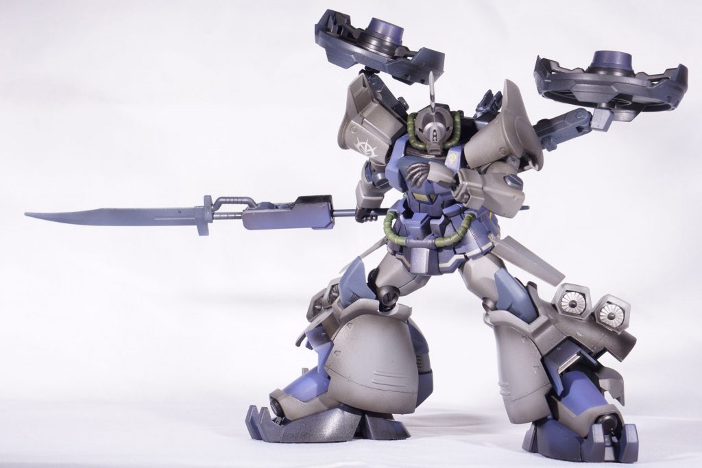 メイン格闘武器「ヒートナギナタ」グフ型機体の本来の格闘性能を活かして白兵戦での戦闘の際に使用する変形型長刀。