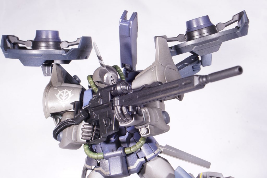 メイン武器「ビームスナイパーライフル」バックアップのエネルギータンクより供給して運用する試作ビールライフルの一つ。高威力でエネルギー供給はあるものの砲身の替えは装備しておらず、拠点に対して数発の攻撃で撤退を前提にしているため、長時間の使用は出来ない。